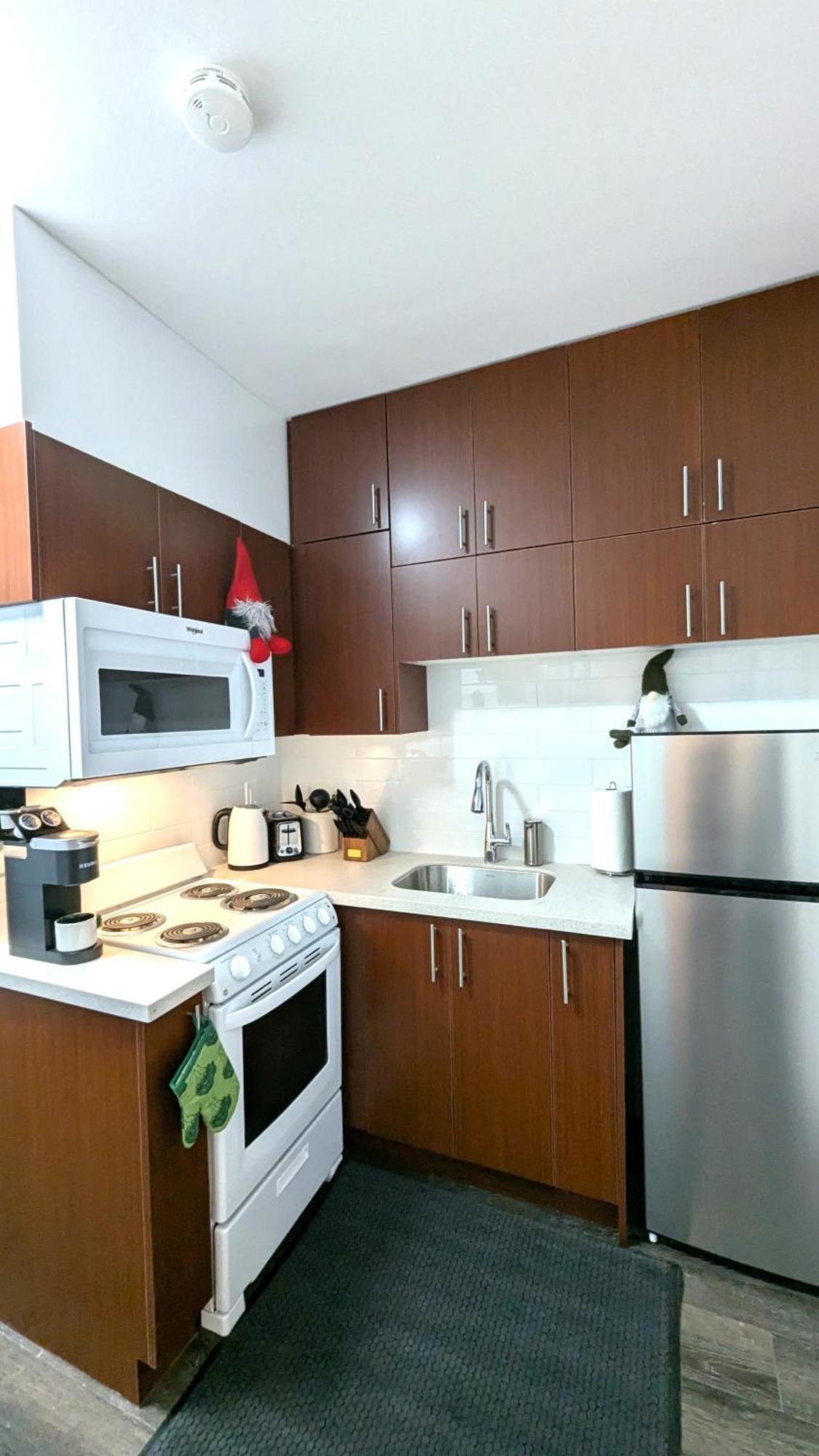 Cozy Room With Private Kitchen, Private Bathroom Toronto Ngoại thất bức ảnh